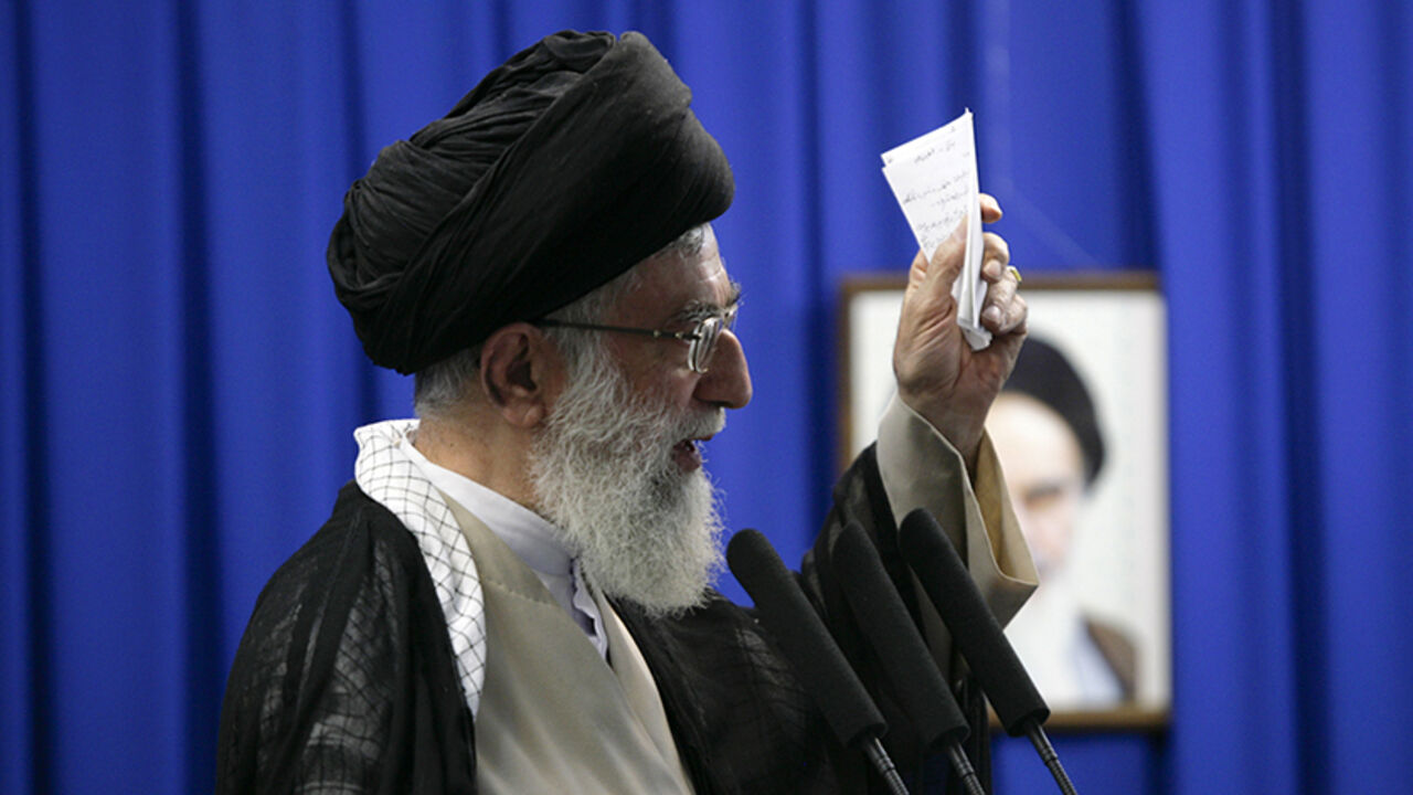 IRAN-ELECTION/ EDITORS' NOTE: Reuters and other foreign media are subject to Iranian restrictions on their ability to report, film or take pictures in Tehran.
Iran's Supreme Leader Ayatollah Ali Khamenei delivers a sermon during Friday prayers at Tehran University June 19, 2009. Khamenei on Friday demanded an end to street protests that have shaken the country since a disputed presidential election a week ago and said any bloodshed would be their leaders' fault. REUTERS/Morteza Nikoubazl (IRAN POLITICS ELECTIONS RELIGI