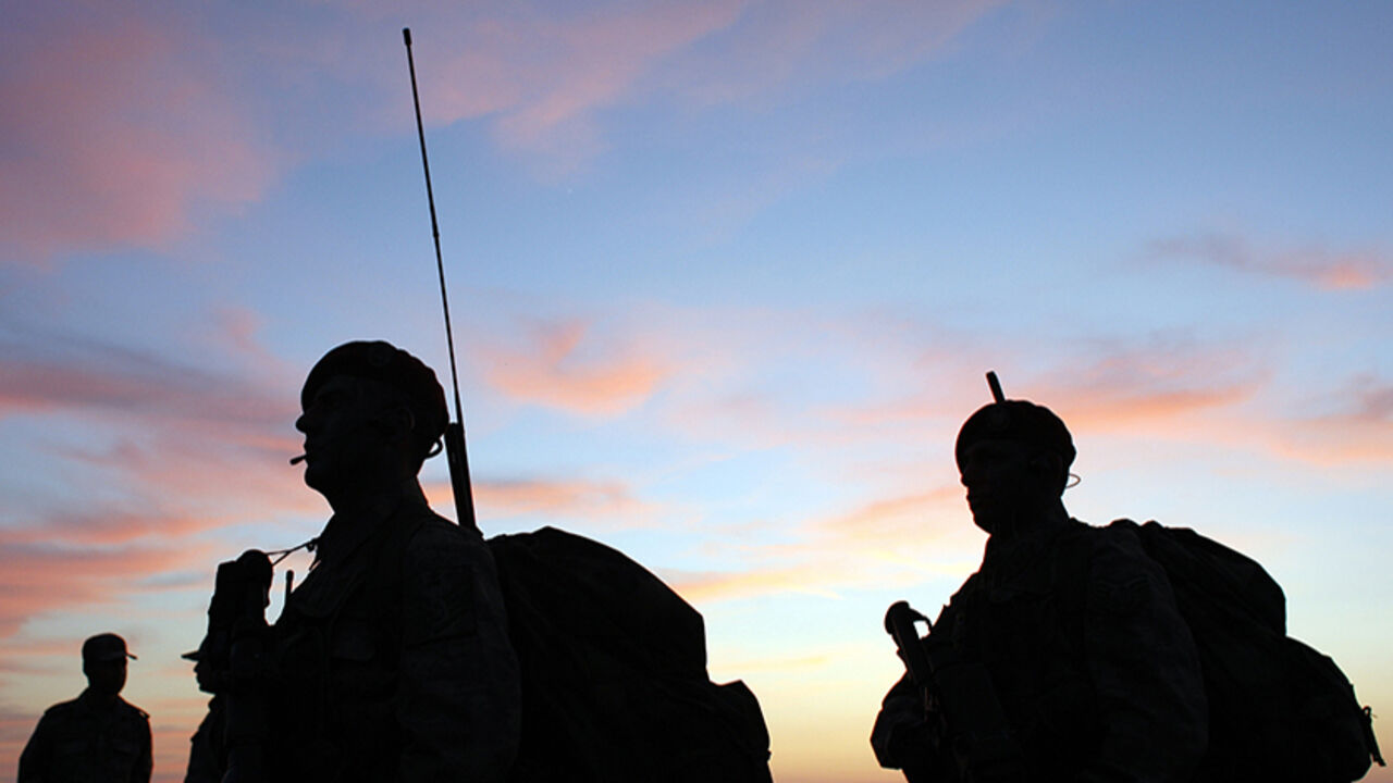 TURKEY/ Turkish army special force members stand guard during the EFES-2010 military exercise in Izmir May 25, 2010. REUTERS/ Osman Orsal (TURKEY - Tags: MILITARY) - RTR2ECRB