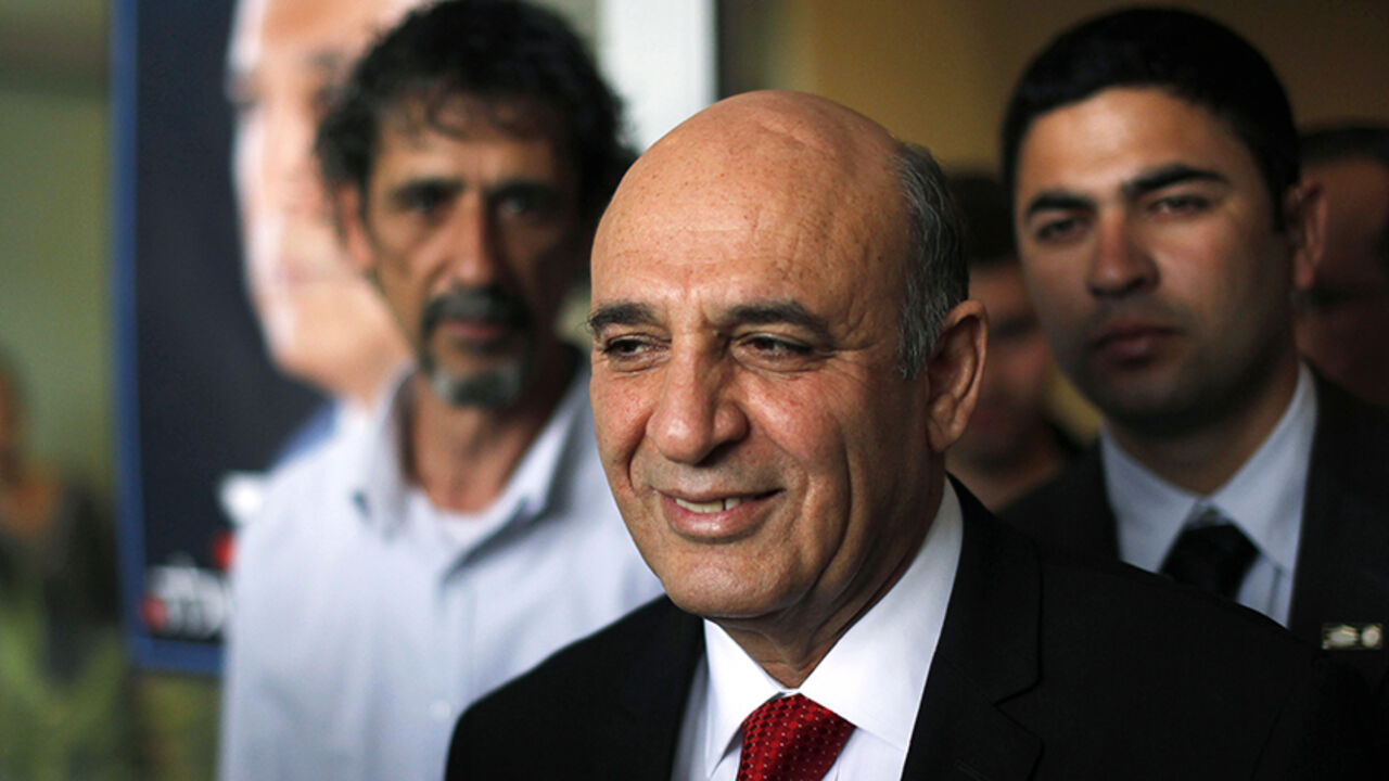 ISRAEL-POLITICS/ Ex-defence chief Shaul Mofaz (C) leaves after casting his ballot for the Kadima party primary election at a polling station in the central town of Kfar Saba March 27, 2012. Opinion polls predicted a close race between Tzipi Livni, Israel's former foreign minister, and Mofaz among Kadima's 100,000 eligible voters charged with choosing a candidate to challenge Prime Minister Benjamin Netanyahu in a national poll expected by next year. REUTERS/Amir Cohen (ISRAEL - Tags: POLITICS ELECTIONS) - RTR2ZY8B