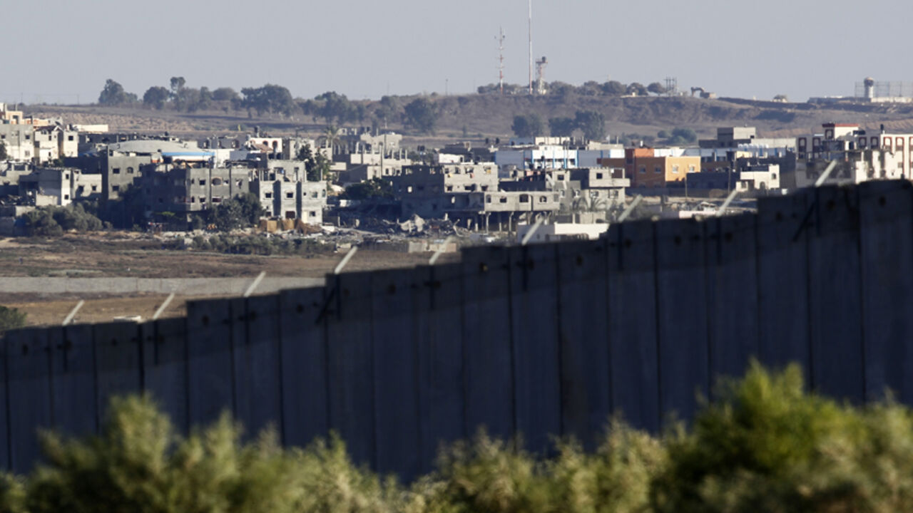 MIDEAST-GAZA/ISRAEL-BORDER A view of the northern Gaza Strip as seen from the Israeli farming community of Netiv Haasara September 2, 2014. Israelis living on the Gaza border have warily returned home after fleeing constant mortar and rocket fire during a seven-week war, feeling it is just a matter of time before their villages are targeted again. Picture taken September 2, 2014. REUTERS/Amir Cohen (ISRAEL - Tags: POLITICS CONFLICT) - RTR44YNP