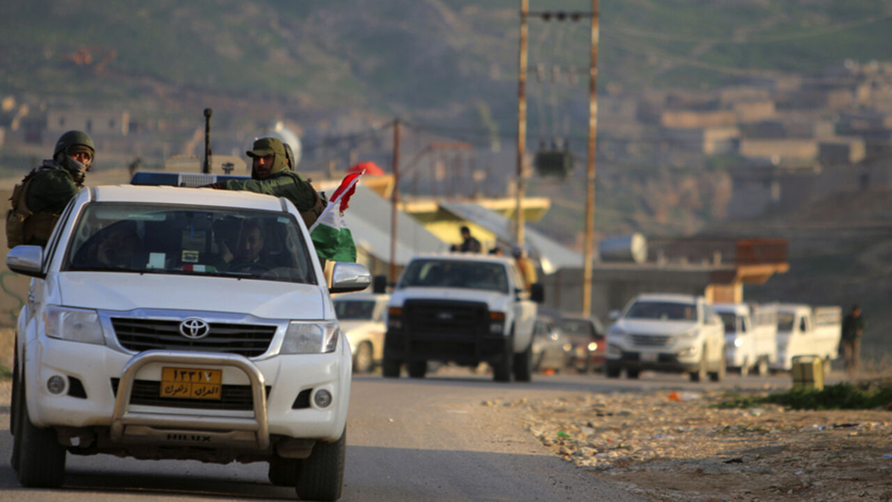 MIDEAST-CRISIS/USA-AIRSTRIKES Kurdish peshmerga fighters ride their vehicles along a road on Mount Sinjar December 22, 2014. On Sunday, Kurdish and Yazidi fighters battled to take the Sinjar back from Islamic State after breaking a months-long siege of the mountain above it. Seizing the town would restore the majority of territory Iraq's Kurds lost in Islamic State's surprise offensive in August. Picture taken December 22, 2014. REUTERS/Stringer (IRAQ - Tags: POLITICS CIVIL UNREST CONFLICT) - RTR4J2WC