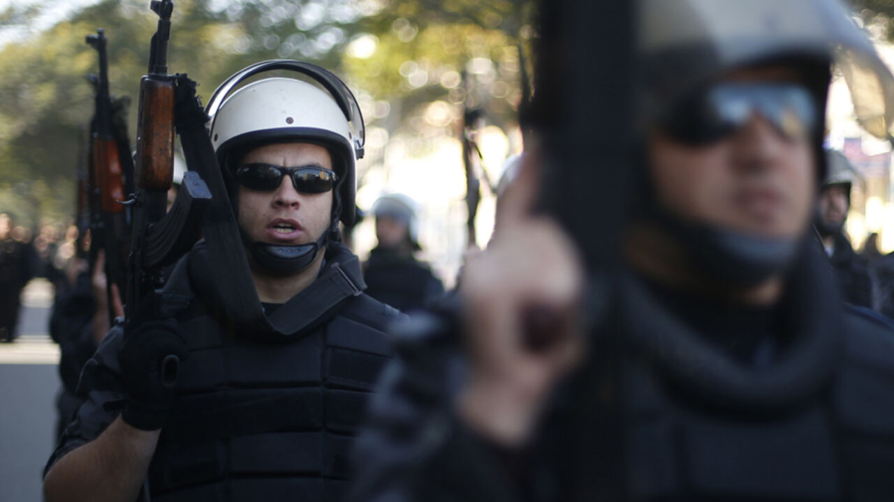 ISRAEL-PALESTINIANS/ Members of Palestinian security forces loyal to Hamas march during a parade marking the sixth anniversary of the death of former Hamas interior minister Saeed Seyam, in Gaza City January 18, 2015. Seyam was killed by an Israeli air strike during the three-week offensive Israel launched in 2008 and 2009. REUTERS/Suhaib Salem (GAZA - Tags: POLITICS MILITARY ANNIVERSARY) - RTR4LUN5