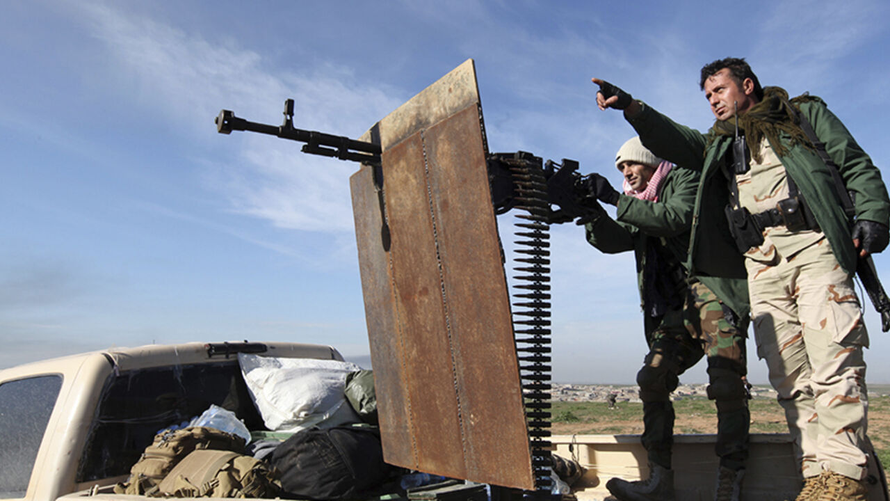 MIDEAST-CRISIS/IRAQ-MOSUL Kurdish Peshmerga fighters keep watch during the battle with Islamic State militants on the outskirts of Mosul January 21, 2015. Kurdish forces in northern Iraq said on Wednesday they had cleared Islamic State insurgents from nearly 500 square kilometres of territory and broken a key IS supply line between the city of Mosul and strongholds to the west near Syria. REUTERS/Azad Lashkari (IRAQ - Tags: CIVIL UNREST CONFLICT MILITARY POLITICS) - RTR4MDFF