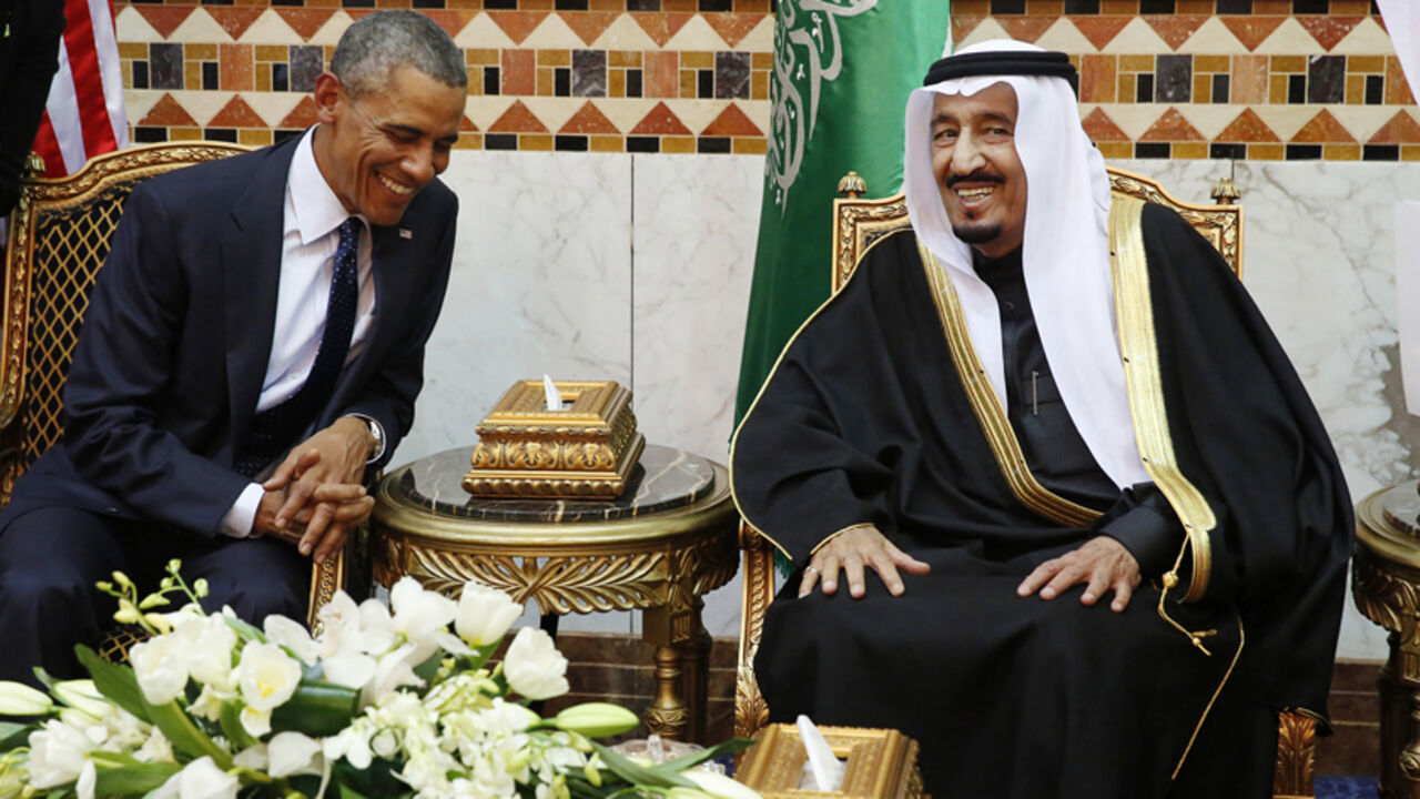 OBAMA-SAUDI/ U.S. President Barack Obama meets with Saudi Arabia's King Salman (R) at Erga Palace in Riyadh, January 27, 2015. Obama is stopping in Saudi Arabia on his way back to Washington from India to pay his condolences over the death of King Abdullah and to hold bilateral meetings with King Salman. REUTERS/Jim Bourg (SAUDI ARABIA - Tags: POLITICS ROYALS) - RTR4N55E