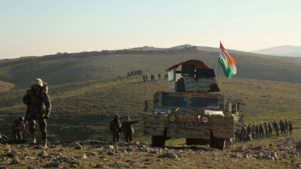 IRAQ-CRISIS/ Kurdish Peshmerga fighters walk with their weapons as they take control of the area, on the outskirts of Mosul February 6, 2015. REUTERS/Ari Jalal (IRAQ - Tags - Tags: CIVIL UNREST CONFLICT MILITARY POLITICS) - RTR4OJRR