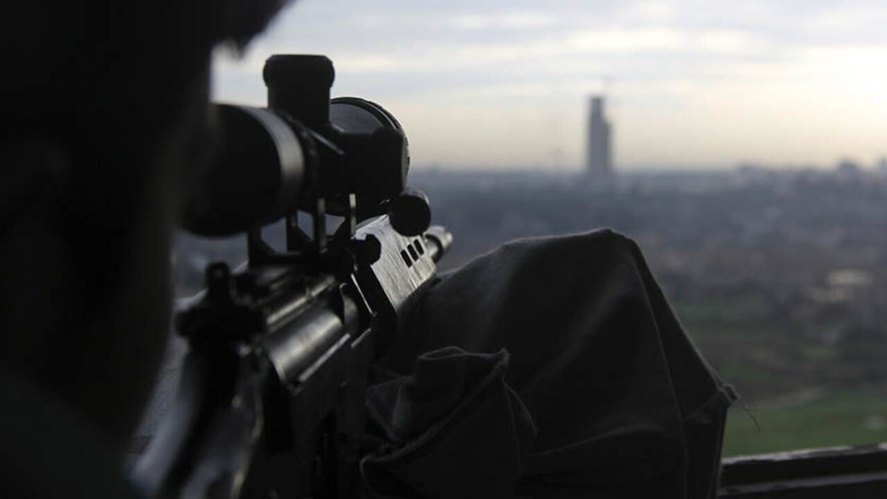 SYRIA-CRISIS/ A rebel fighter aims his weapon at an area controlled by forces loyal to Syria's President Bashar al-Assad, from a rebel-controlled area in the northwestern Homs district of Al Waer February 18, 2015. Picture taken February 18. REUTERS/Stringer (SYRIA - Tags: MILITARY POLITICS CIVIL UNREST CONFLICT) - RTR4Q7Y9