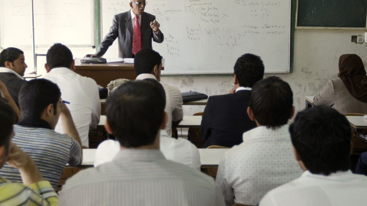 IRAQ/ACADEMICS A professor gives a lecture to students at the College of Administration and Economy in Baghdad University March 16, 2009. Iraqi academics who fled abroad from violence and oppression are trickling back home in response to pleas from their government -- but they are finding jobs few and the welcome far from warm. Many waited years for Saddam Hussein to fall, and longer for sectarian violence, triggered by the 2003 U.S.-led invasion, to end. Picture taken March 16, 2009. To match Feature IRAQ/ACADEMICS