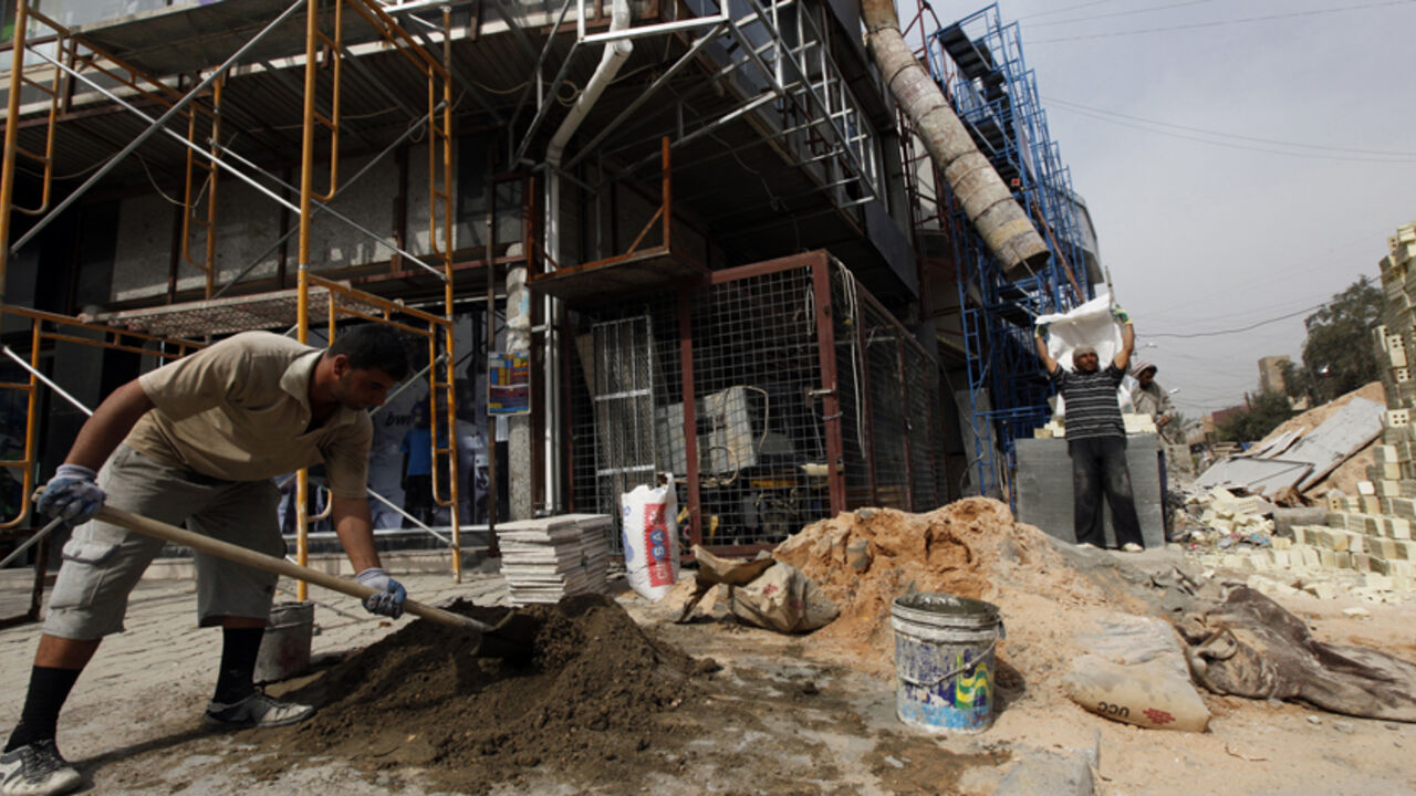 IRAQ-SAVINGS/ Labourers work at a construction site in Karrad district in Baghdad April 3, 2013. Thanks to a partial improvement of security and an oil boom, Iraqis' average incomes are rising sharply, and they are able to save more. But many of these savings are not being channelled into the stock market, where they could earn returns, or even into bank deposits, where they could be lent on to companies for fresh investment. Instead, they are going into real estate. REUTERS/Mohammed Ameen (IRAQ - Tags: BUSINESS REAL EST