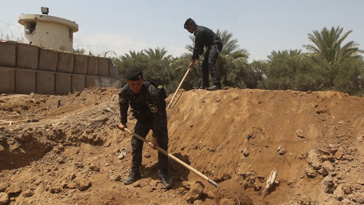 IRAQ-UNREST Iraqi policemen dig trenches at checkpoint in the Iraqi town of Taji, at the entrance of Baghdad, on June 13, 2014, as security forces are bolstering defenses in the capital. Jihadist Islamic State of Iraq and the Levant (ISIL) militants pushed towards the capital and US President Barack Obama said he was exploring all options to save Iraq's security forces from collapse. AFP PHOTO / AHMAD AL-RUBAYE (Photo credit should read AHMAD AL-RUBAYE/AFP/Getty Images)