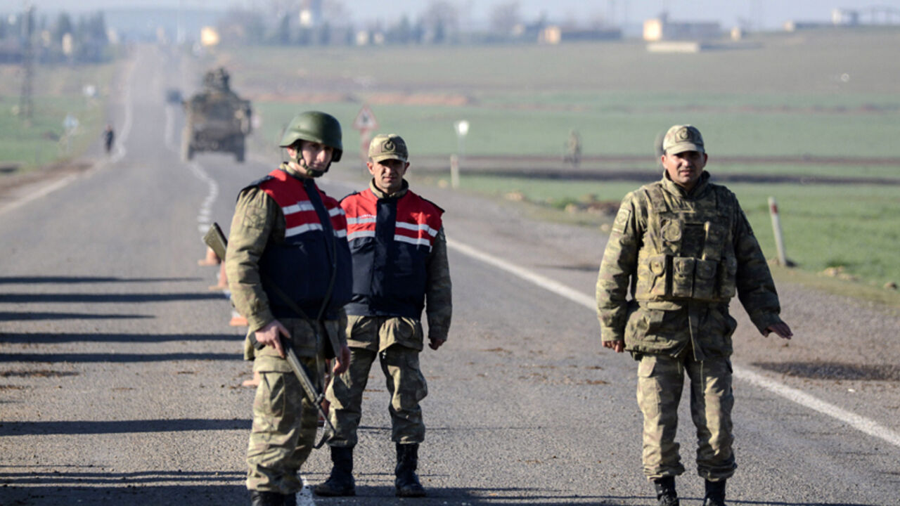 Par8105019 Turkish army soldiers take position on the road to the Mursitpinar crossing gate near the Syrian border on February 22, 2015 in Suruc, Sanliurfa province, during an operation to relieve the garrison guarding the Suleyman Shah mausoleum in northern Syria. The operation was jointly conducted by the intelligence organisation and the Turkish army, a few days after reports suggested that the tomb was besieged by jihadists belonging to the Islamic State (IS) group. AFP PHOTO/ILYAS AKENGIN (Photo credit sho