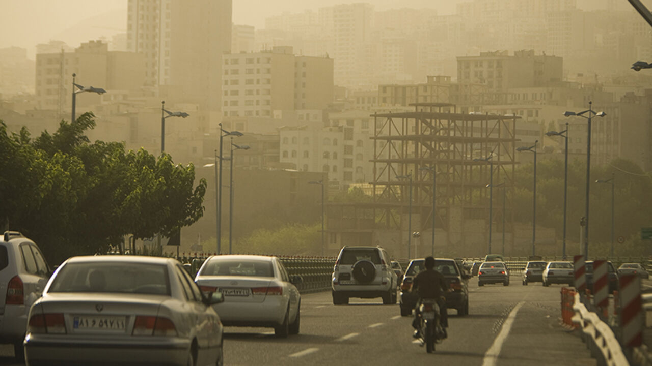 IRAN/ EDITORS' NOTE: Reuters and other foreign media are subject to Iranian restrictions on their ability to film or take pictures in Tehran.
Motorists travel on a highway in Tehran as the city is covered in dust July 6, 2009. The government closed private educational centres, state offices, industrial units and military bases for two days and raised its pollution alert status due to the dust, which an official from Tehran's environment office attributed the source to dust from dried marshland in Iraq blown towar