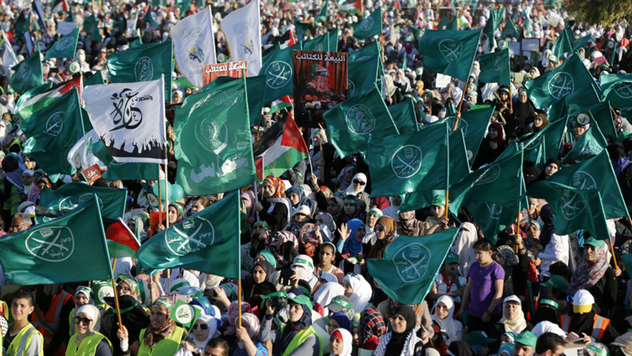 MIDEAST-GAZA/ Supporters of the Jordanian Muslim Brotherhood wave Jordanian, Palestinian and Islamic flags, as they shout slogans during a rally in support of Palestinians in Gaza, in Amman August 8, 2014. Israel launched its Gaza offensive on July 8 in response to a surge of rocket attacks by Gaza's dominant Hamas Islamists. Hamas said that Palestinians would continue confronting Israel until its blockade on Gaza was lifted. REUTERS/Muhammad Hamed (JORDAN - Tags: POLITICS CIVIL UNREST) - RTR41R6V