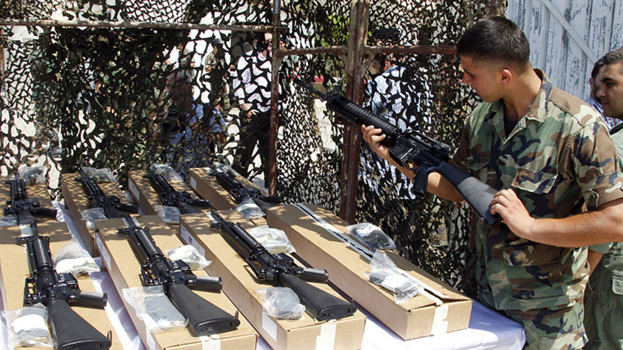 A Lebanese Army soldier inspects a weapon donated by the U.S. government to the Lebanese army during a ceremony at Beirut international airport August 29, 2014. REUTERS/Mohamed Azakir  (LEBANON - Tags: POLITICS MILITARY) - RTR44884