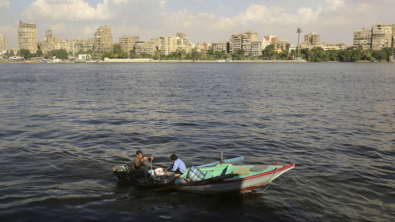 EGYPT-DAILYLIFE/ A fisherman rows his boat with his family on the river Nile in Cairo October 30, 2014. REUTERS/Mohamed Abd El Ghany (EGYPT - Tags: SOCIETY) - RTR4C8V2