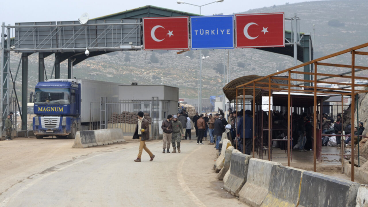 SYRIA-CRISIS/ Syrians wait at a checkpoint at the Syrian border crossing of Bab al-Hawa on the Syrian-Turkish border in Idlib Governorate January 21, 2015. REUTERS/Abed Kontar (SYRIA - Tags: POLITICS CIVIL UNREST CONFLICT) - RTR4MD3V