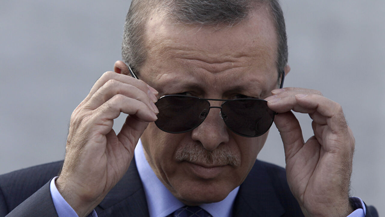 CUBA-POLITICS/ Turkey's President Recep Tayyip Erdogan adjusts his sunglasses before a wreath-laying ceremony at the Jose Marti monument in Havana February 11, 2015. Erdogan is in Cuba for an official visit. REUTERS/Enrique De La Osa (CUBA - Tags: POLITICS) - RTR4P6U8