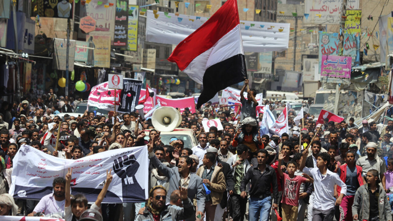YEMEN-SECURITY/ Anti-Houthi protesters demonstrate in Yemen's central city of Ibb March 14, 2015. The rise to power of the Iran-backed Houthis since September has deepened divisions in Yemen's already complex web of political and religious allegiances, and left it increasingly cut off from the world. REUTERS/Mohammed al-Moailme (YEMEN - Tags: CIVIL UNREST POLITICS) - RTR4TBWW