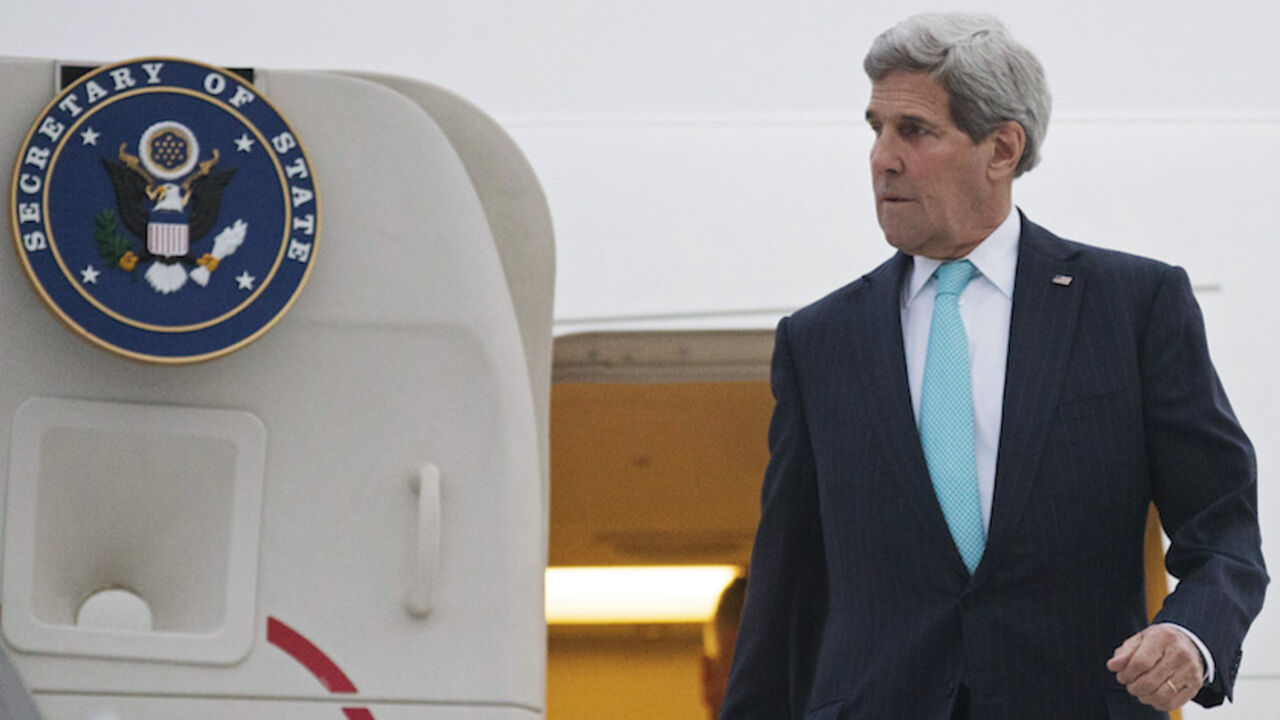 IRAN-NUCLEAR/KERRY U.S. Secretary of State John Kerry disembarks from his plane as he arrives in Geneva March 15, 2015. Kerry is in Geneva to resume talks with Iranian officials to limit Tehran's most sensitive nuclear activities for at least 10 years in exchange for the gradual easing of some sanctions. REUTERS/Brian Snyder (EGYPT - Tags: POLITICS) - RTR4TGB9