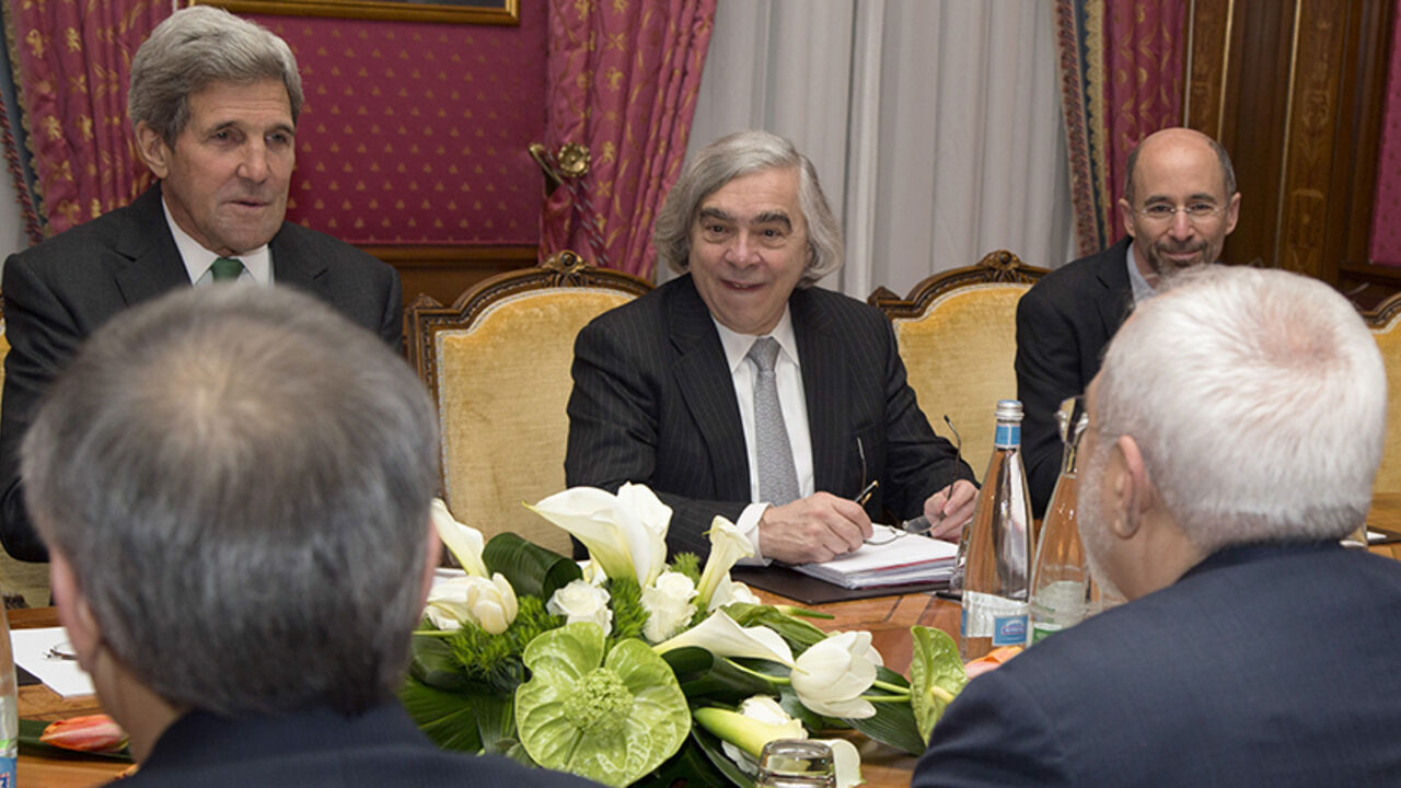 IRAN-NUCLEAR/USA-KERRY-ZARIF U.S. Secretary of State John Kerry (L) holds a meeting with Iran's Foreign Minister Javad Zarif (front R) over Iran's nuclear program in Lausanne March 17, 2015. Also at the negotiating table is U.S. Secretary of Energy Ernest Moniz (C). REUTERS/Brian Snyder (SWITZERLAND - Tags: POLITICS ENERGY) - RTR4TMTE