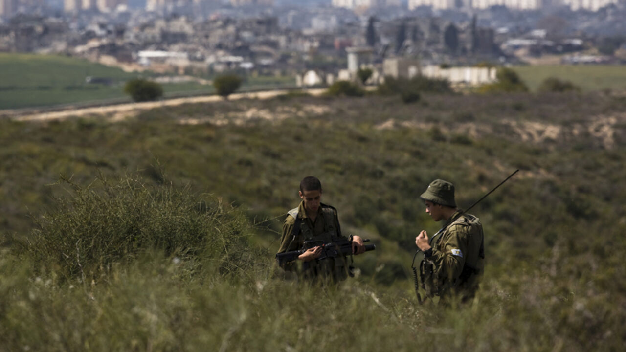 MIDEAST-ISRAEL/ Israeli soldiers take part in a surprise drill near the border with the Gaza Strip (seen in the background), launched to maintain the readiness of the forces in the area, March 22, 2015. REUTERS/Amir Cohen - RTR4UDRP