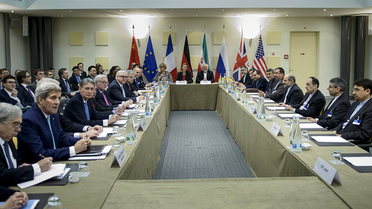 IRAN-NUCLEAR/ Officials wait for a meeting with officials from P5+1, the European Union and Iran at the Beau Rivage Palace Hotel in Lausanne March 31, 2015. REUTERS/Brendan Smialowski/Pool - RTR4VJX4