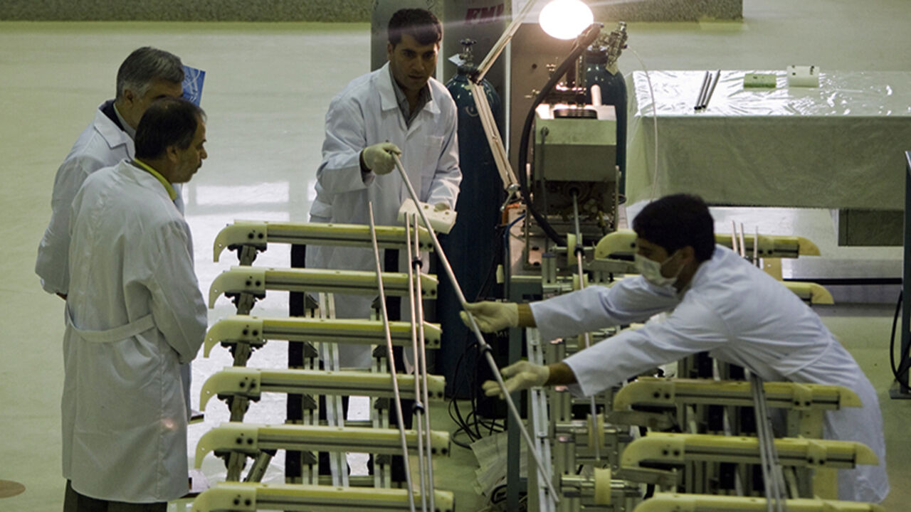 IRAN NUCLEAR Workers move a fuels rod at the Fuel Manufacturing plant at the Isfahan Uranium Conversion Facility 440 Km (273 miles) south of Tehran April 9, 2009. REUTERS/Caren Firouz (IRAN POLITICS ENERGY) - RTXDTPP