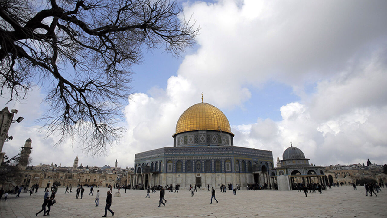 ISRAEL-RELIGION/ Palestinian worshippers walk past the Dome of the Rock on the compound known to Muslims as Noble Sanctuary and to Jews as Temple Mount in Jerusalem's Old City January 16, 2015. REUTERS/Ammar Awad(JERUSALEM - Tags: RELIGION SOCIETY) - RTR4LPDM