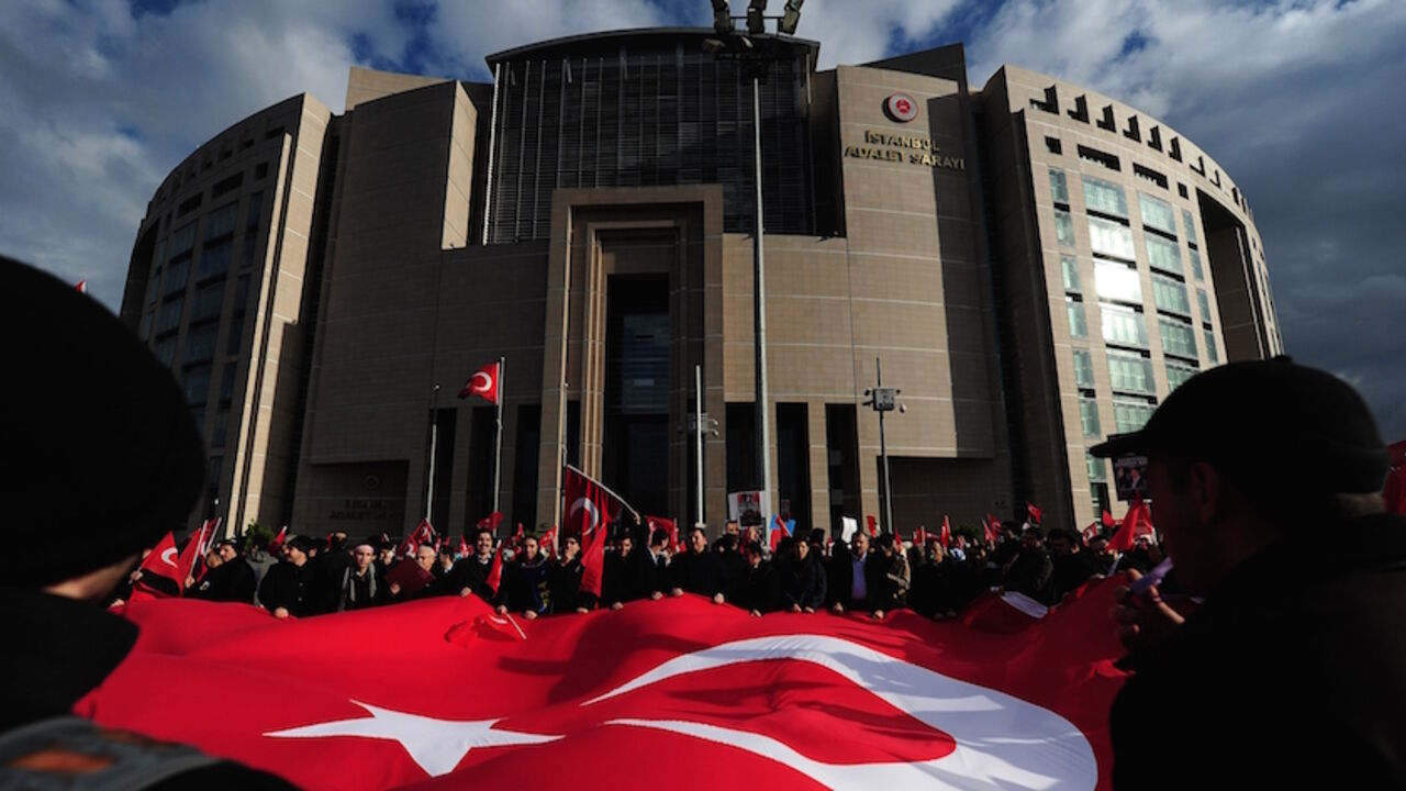 Par8057692 Supporters of Zaman daily newspaper wave a giant Turkish flag outside Istanbul's courthouse during a protest against the hugely controversial raids targeting Zaman newspaper and television channel linked to US-based Muslim cleric Fethullah Gulen, on December 18, 2014 in Istanbul. Twelve suspects, including the editor-in-chief of daily Zaman, Ekrem Dumanli, and the head of the Samanyolu Media Group, Hidayet Karaca, were sent to court with demands for their arrest, while probation was sought for the other fou