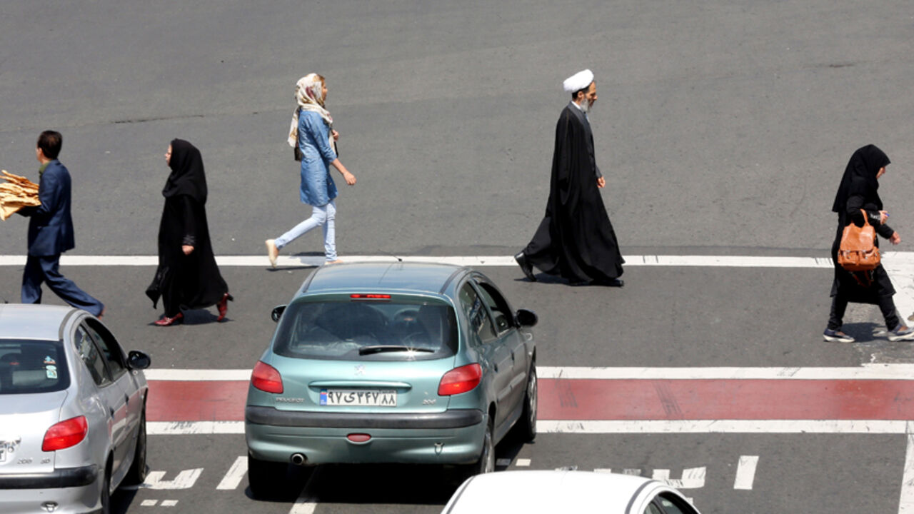 Nic6435934 Iranians cross a road in Tehran on April 1, 2015. AFP PHOTO / ATTA KENARE (Photo credit should read ATTA KENARE/AFP/Getty Images)