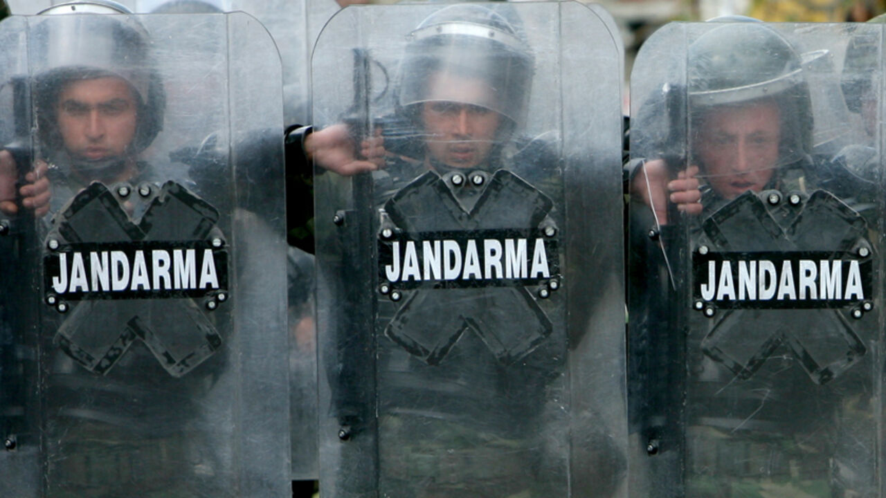 TURKEY-CLASHES/ Turkish gendarmes stand guard during the funeral of a rebel belonging to the separatist Kurdistan Workers Party (PKK) in Istanbul April 17, 2007. The rebel was amongst four Kurdish rebels killed by Turkish security forces during recent clashes which broke out near the eastern Turkish city of Bingol. REUTERS/Osman Orsal (TURKEY) - RTR1OQB5