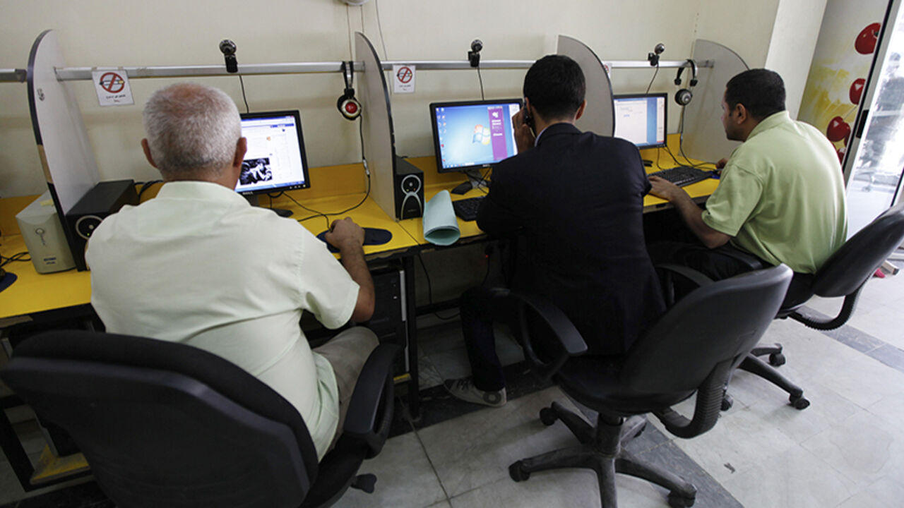 IRAQ-TELECOMS/ People surf the Internet at an Internet cafe in Baghdad November 11, 2012. Iraqi telecommunications operators have warned that government plans to charge for the extra spectrum which they need to launch long-awaited 3G services could slow Internet adoption and economic growth. Picture taken November 11, 2012. To match story IRAQ-TELECOMS/ REUTERS/Mohammed Ameen (IRAQ - Tags: BUSINESS TELECOMS SCIENCE TECHNOLOGY SOCIETY) - RTR3ADY5