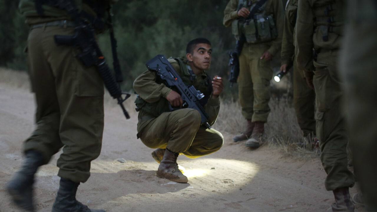 ISRAEL/ Bedouin Arab Israeli Defense Force soldiers take part in a tracking drill near Tze'elim in southern Israel June 9, 2014. In addition to hi-tech surveillance and intelligence capabilities, Israel relies on the Bedouin volunteers to secure its border regions against "terrorists, illegal immigrants and smugglers," according to the IDF spokesperson. Traditionally nomadic desert people, the Bedouin, who are Muslim, have passed down tracking skills across generations. Picture taken June 9, 2014. REUTERS/Finbarr O