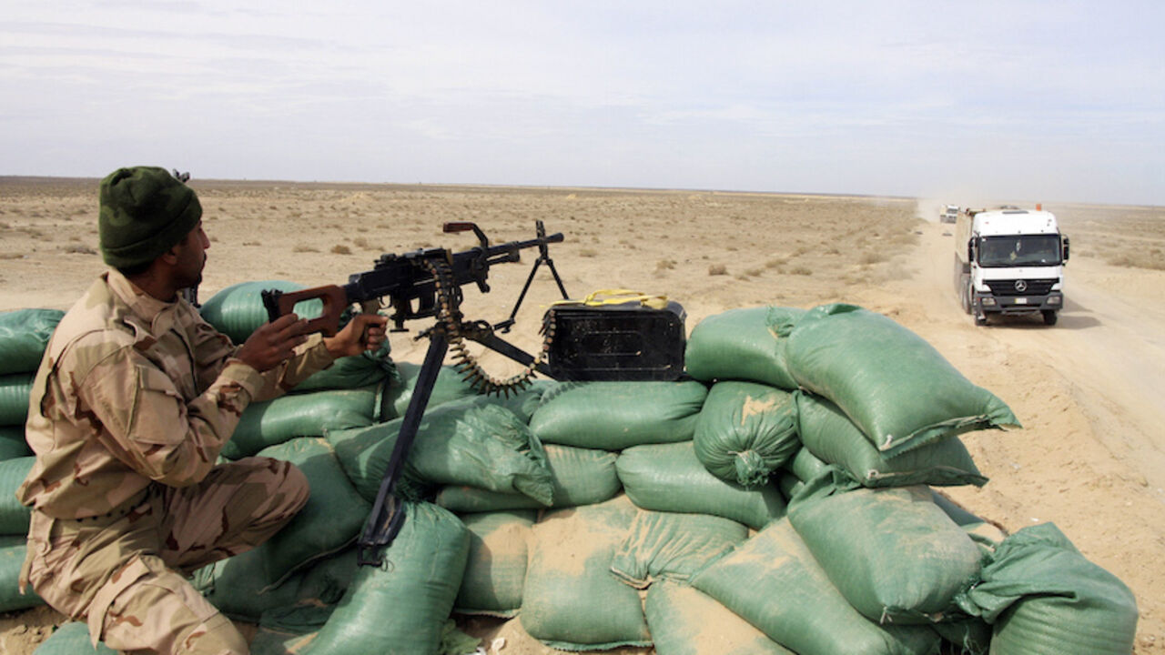 IRAQ-CRISIS/ A member of the Iraqi security forces takes up position with his weapon in the desert between Anbar and Kerbala, February 24, 2015. Picture taken February 24, 2015. REUTERS/Mushtaq Muhammed (IRAQ - Tags - Tags: CIVIL UNREST CONFLICT POLITICS MILITARY) - RTR4R3AU