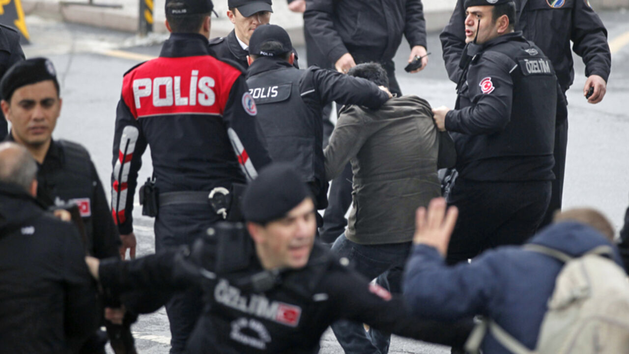 TURKEY-HOSTAGE/ Turkish riot police detain a protester outside the Justice Palace in Istanbul March 31, 2015. A far-left Turkish group took an Istanbul prosecutor hostage on Tuesday and threatened to kill him, prompting special forces to enter the courthouse and police to evacuate the building. REUTERS/Osman Orsal - RTR4VM35