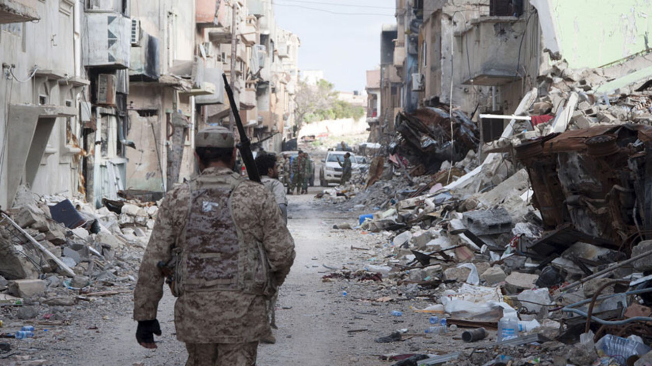 LIBYA-SECURITY/ Members of Libyan pro-government forces, backed by locals, walk with weapons during clashes in the streets with the Shura Council of Libyan Revolutionaries, an alliance of former anti-Gaddafi rebels who have joined forces with Islamist group Ansar al-Sharia, in Benghazi April 1, 2015. Picture taken April 1. REUTERS/Stringer - RTR4W1LK