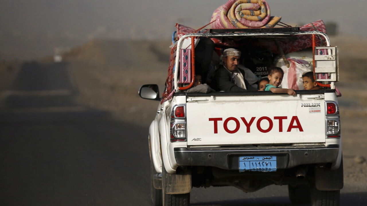 YEMEN-SECURITY/ A man and his children ride on the back of a pick-up truck with their luggage as they flee Saudi-led air strikes in Sanaa April 6, 2015. Foreign nationals were on their way out of Yemen on Monday (April 6) as 12 days of strikes by a Saudi-led coalition have failed to halt the advance of the Iran-allied Houthis and triggered a growing humanitarian crisis for residents in central districts now cut off from the mainland. REUTERS/Khaled Abdullah - RTR4W8WJ