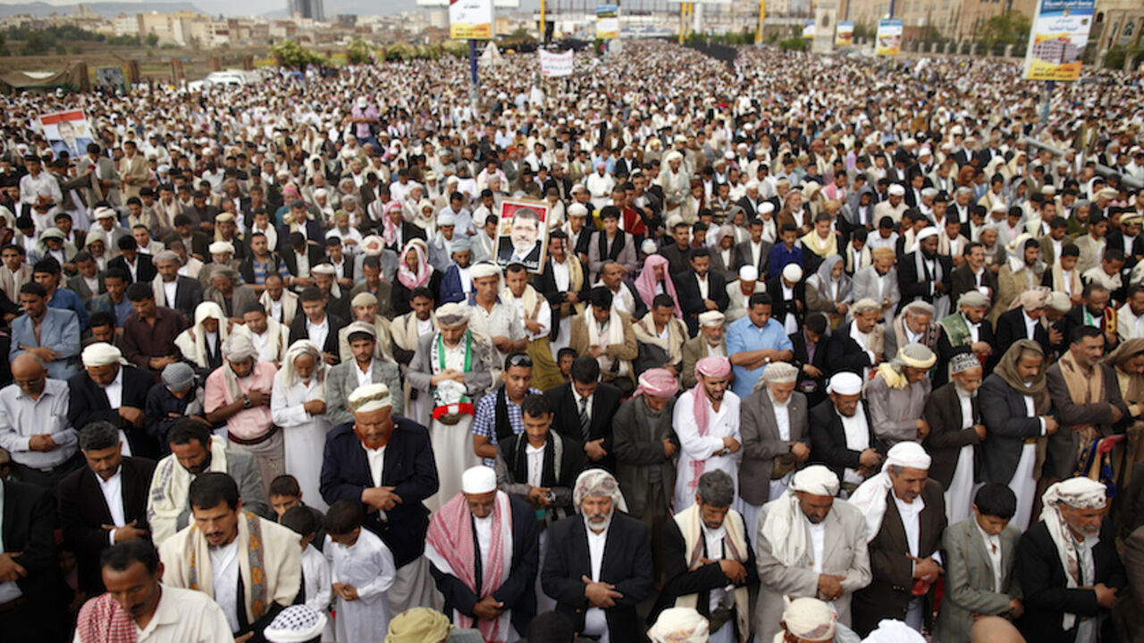 YEMEN/ Supporters of Egypt's deposed Islamist President Mohamed Mursi pray during a rally in protest against the recent violence in Egypt, in Sanaa August 16, 2013. Protests by Mursi supporters turned violent across Egypt on Friday, with witnesses reporting four dead in central Cairo and at least 12 killed in northern cities as the Muslim Brotherhood staged a "Day of Rage". REUTERS/Khaled Abdullah (YEMEN - Tags: POLITICS CIVIL UNREST RELIGION) - RTX12NKR