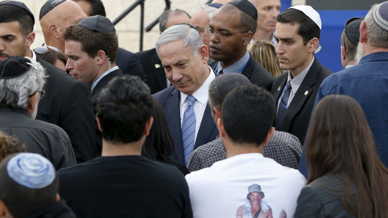 ISRAEL-MEMORIAL/ Israel's Prime Minister Benjamin Netanyahu (C) attends a ceremony marking Memorial Day in Jerusalem April 21, 2015. Israel commemorates its fallen soldiers on Memorial Day, which begins at sundown Tuesday. REUTERS/Ammar Awad - RTX19OJT