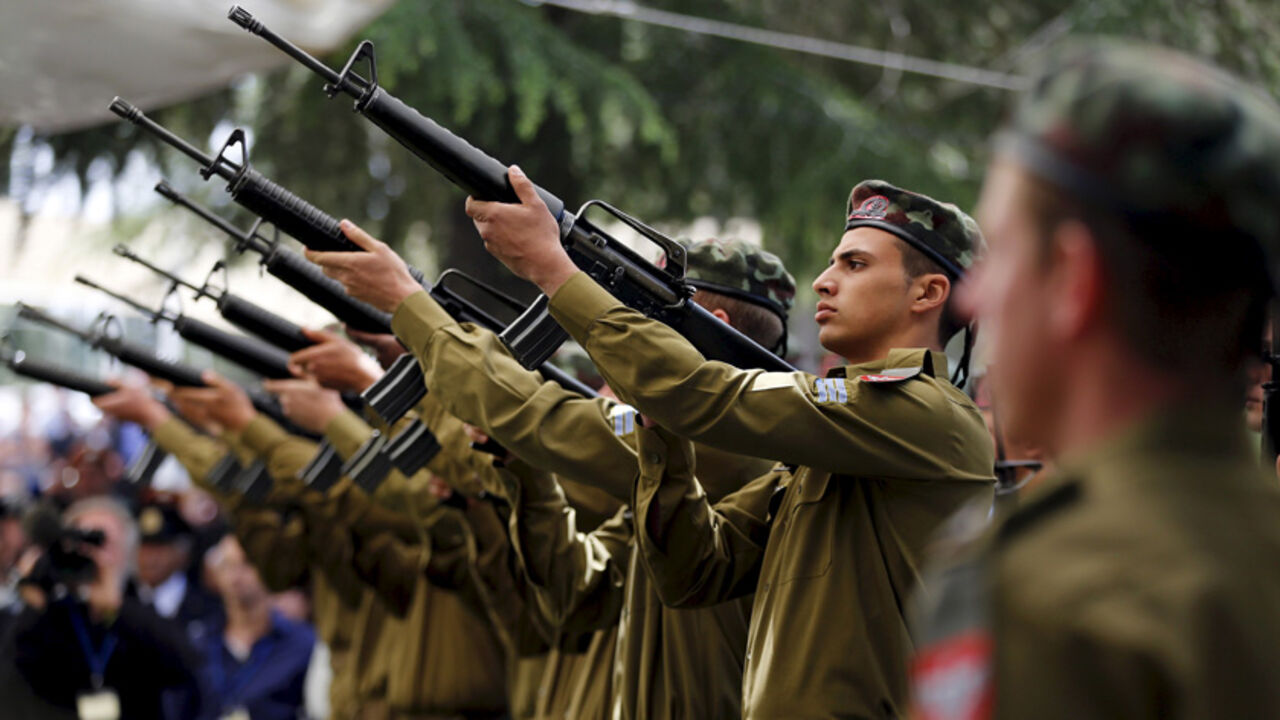 ISRAEL-MEMORIAL/ Israeli soldiers fire a gun salute during a Memorial Day ceremony at Mount Herzl military cemetery in Jerusalem April 22, 2015. Israel on Wednesday marks Memorial Day to commemorate its fallen soldiers. REUTERS/Ammar Awad - RTX19SDU