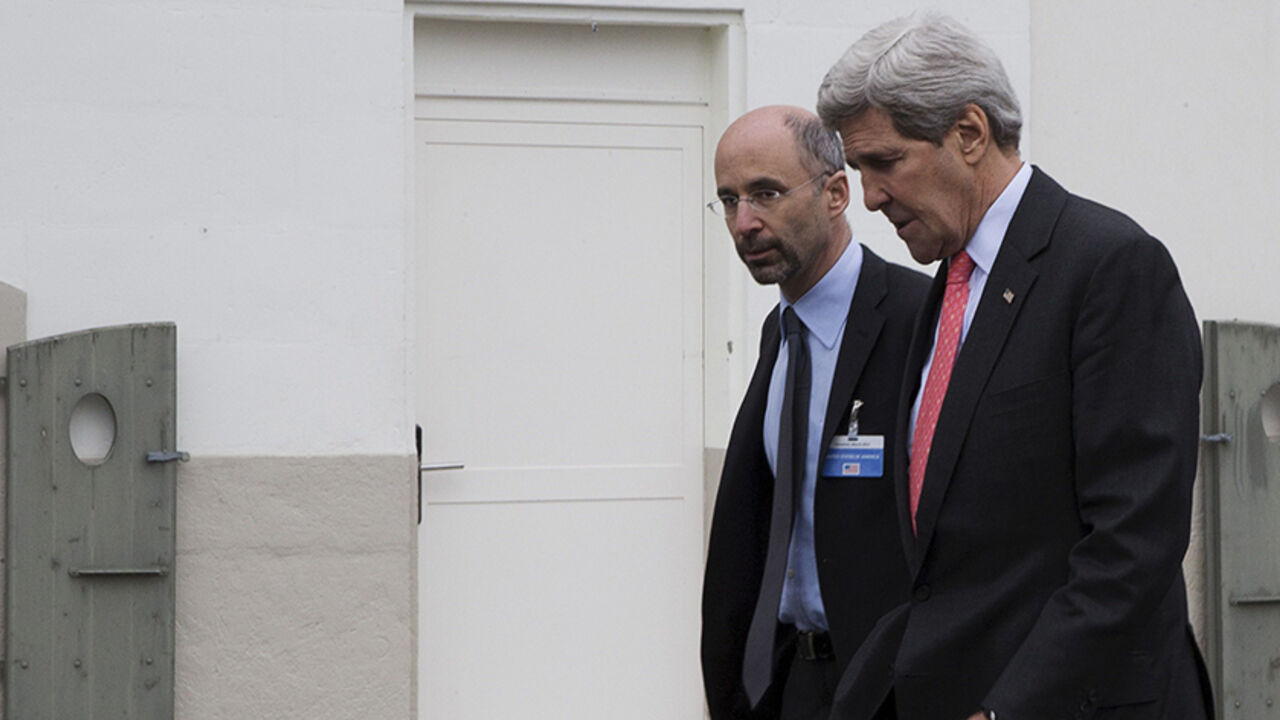 IRAN-NUCLEAR/ United States Secretary of State John Kerry walks to lunch with members his negotiating team, including Robert Malley (L) from the U.S. National Security Council, following a meeting with Iran's Foreign Minister Javad Zarif over Iran's nuclear program in Lausanne March 20, 2015. REUTERS/Brian Snyder - RTR4U6JU