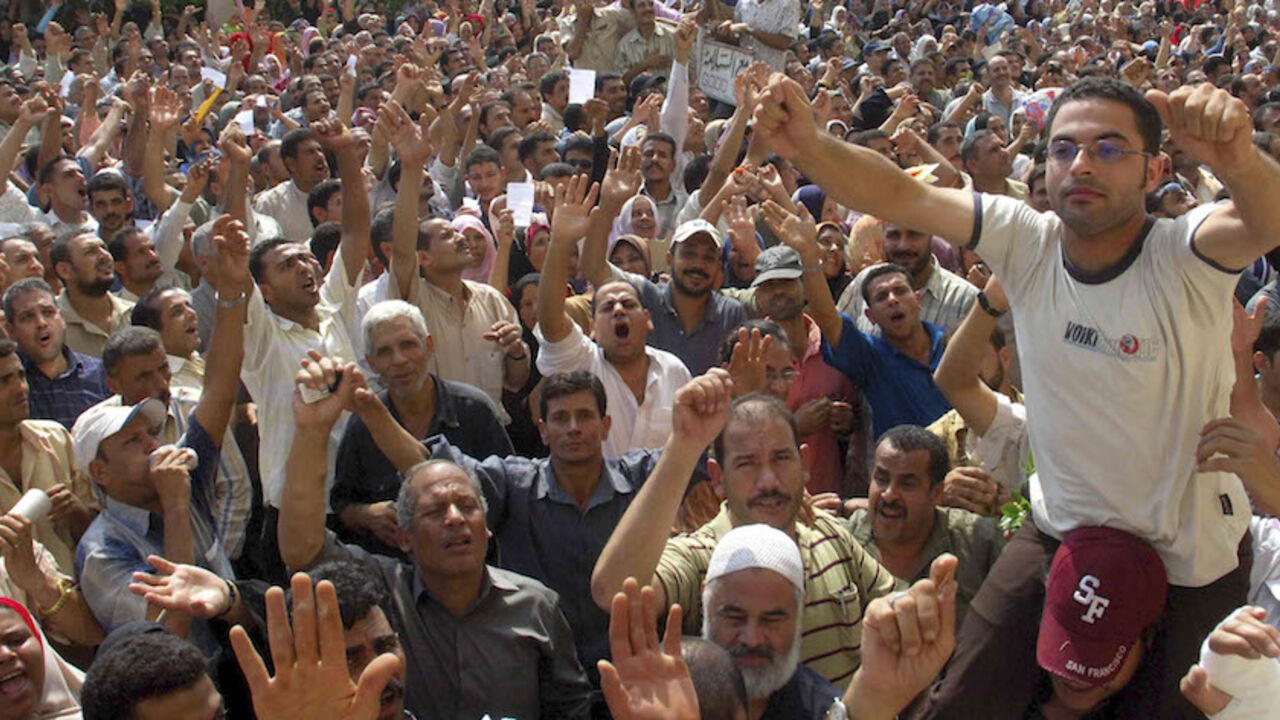 EGYPT Textile workers stage a strike over pay at Ghazl el-Mahalla factory in Mahalla city, 130km north of Cairo, September 23, 2007. REUTERS/ Stringer (EGYPT) - RTR1U6E7
