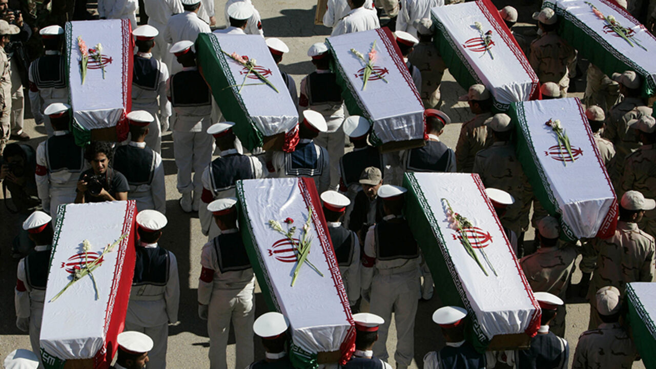 IRAQ/ Pallbearers carry the remains of Iranian soldiers during a ceremony at the Iraq-Iran Shalamcha Border Crossing, in southern Iraq November 30, 2008. Iraq returned to neighbouring Iran the remains of 41 Iranian soldiers killed during the 1980's Iraq-Iran war in exchange for the remains of Iraqi soldiers on Sunday, Iraqi officials said. REUTERS/Atef Hassan (IRAQ) - RTR2245W