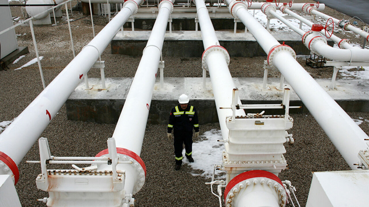 RUSSIA-UKRAINE/GAS A worker carries out a routine check in a natural gas control centre of Turkey's Petroleum and Pipeline Corporation, 35 km (22 miles) west of Ankara, January 5, 2009. The European Union on Monday scheduled talks with Russia to press for a speedy resolution of a dispute with Ukraine that has hit gas supplies to countries in eastern and southern Europe facing freezing temperatures. Turkey has increased gas delivered direct from Russia via the Blue-Stream pipeline under the Black Sea to compensate for a slight