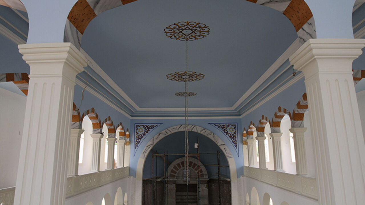 LEBANON/ The interior of Maghen Abraham, Beirut's oldest synagogue, is seen in Wadi abu-Jmil district August 3, 2010. REUTERS/Jamal Saidi (LEBANON) - RTR2H033