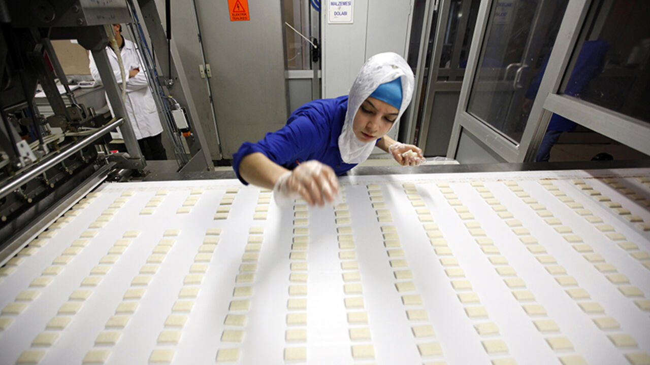 TURKEY/ A worker checks the chocolates on a production line at Konya Seker Sugar Factory in Cumra, a small town about 50km (31 miles) south of the central Anatolian city of Konya January 27, 2012. REUTERS/Umit Bektas (TURKEY - Tags: BUSINESS FOOD) - RTR2WYOX