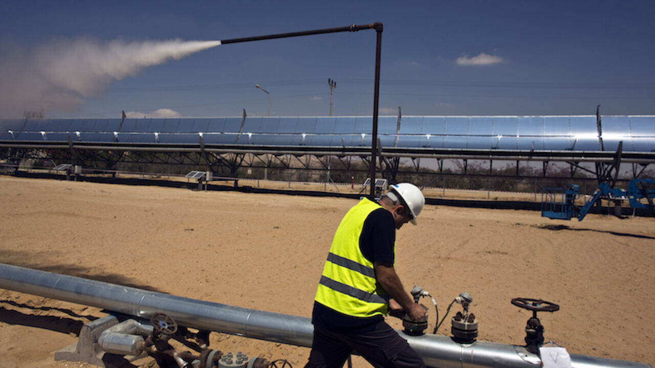 US-ISRAEL-SOLAR/ A worker releases steam at the research site of solar power company Brenmiller Energy in Israel's Negev desert, near the town of Dimona September, 9, 2014. Brenmiller Energy, says it has developed a new, more efficient way to store heat from the sun that could give a boost to the thermal solar power industry by enabling plants to run at full capacity night and day. Picture taken September 9, 2014. REUTERS/Nir Elias (ISRAEL - Tags: SCIENCE TECHNOLOGY ENERGY) - RTR47CU6