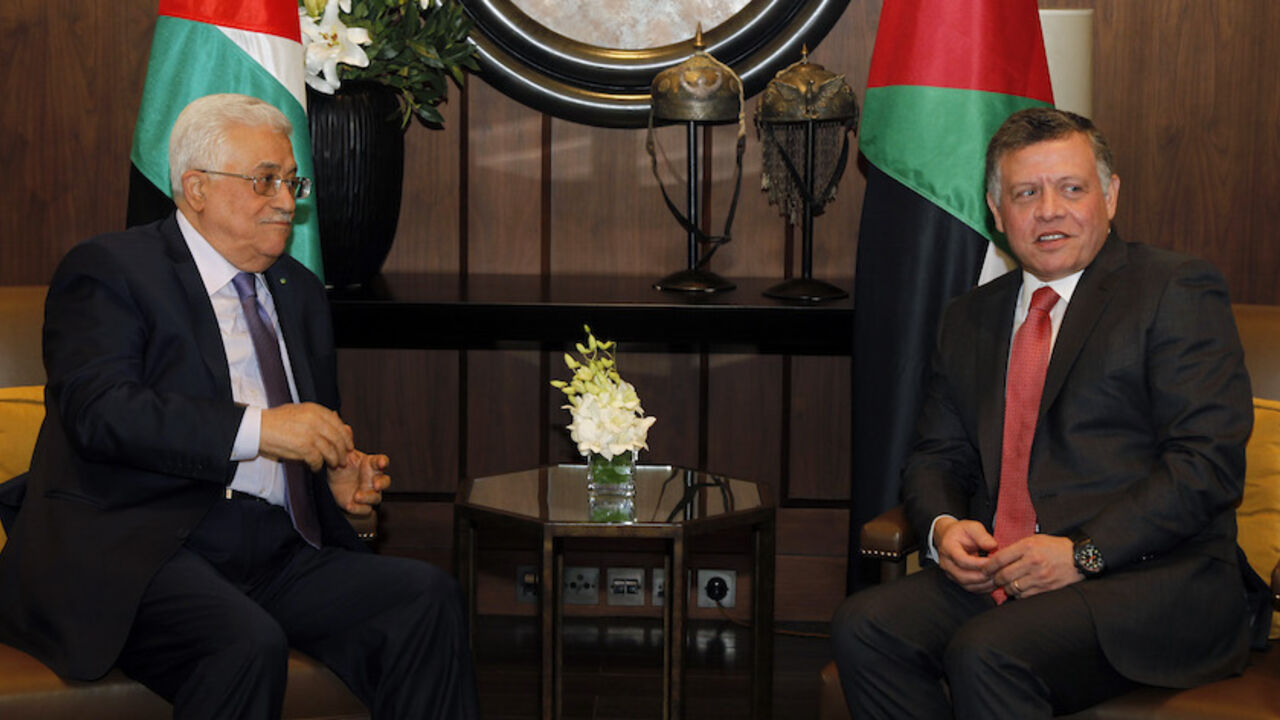 JORDAN-POLITICS/ Jordan's King Abdullah (R) meets with Palestinian President Mahmoud Abbas at the Royal Palace in Amman November 12, 2014. REUTERS/Majed Jaber (JORDAN - Tags: POLITICS ROYALS) - RTR4DV07
