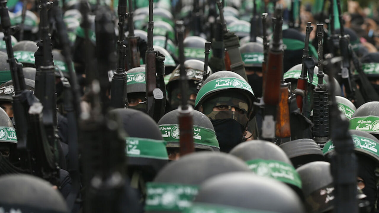 MIDEAST-PALESTINIANS/ISRAEL Palestinian members of al-Qassam Brigades, the armed wing of the Hamas movement, take part in a military parade marking the 27th anniversary of Hamas' founding, in Gaza City December 14, 2014. REUTERS/Mohammed Salem (GAZA - Tags: POLITICS MILITARY ANNIVERSARY) - RTR4HY1G