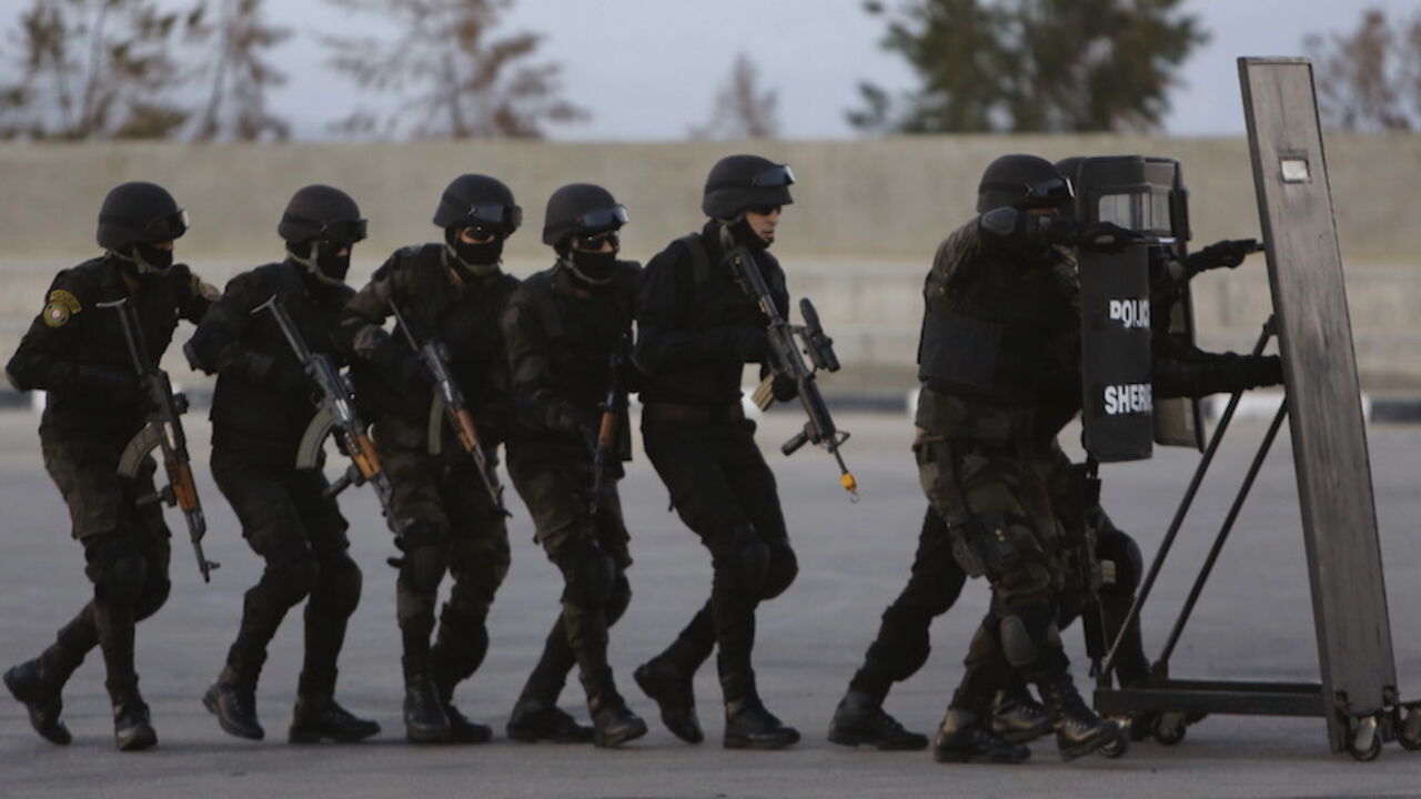 PALESTINIANS-MILITARY/ Members of Palestinian security forces demonstrate their skills during a military exercise in the West Bank city of Jericho March 20, 2015. REUTERS/Mussa Qawasma - RTR4U7ZR