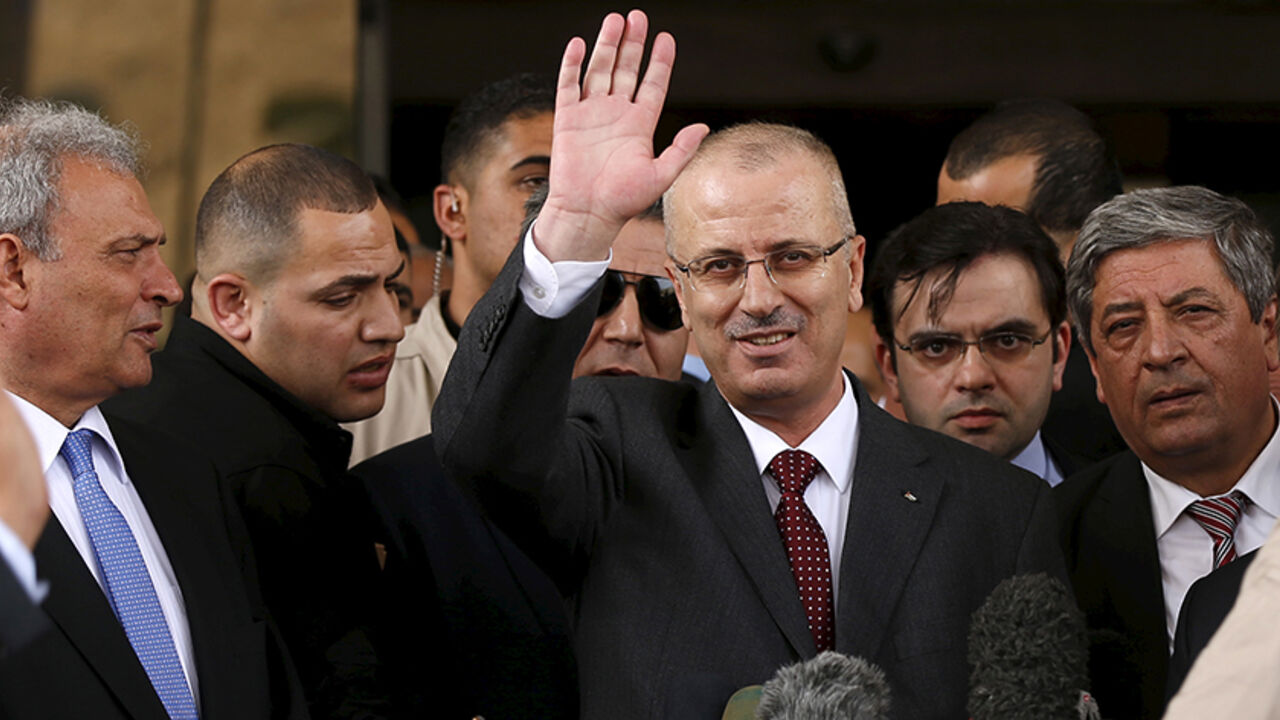 Palestinian Prime Minister Rami Hamdallah waves during a news conference in Gaza City March 25, 2015. Hamdallah, who arrived to Gaza on Wednesday, urged donor countries to fulfill their financial obligations for the reconstruction of Gaza. REUTERS/Mohammed Salem







 - RTR4UTH1